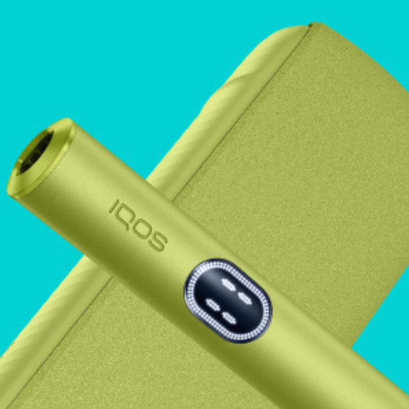 IQOS Iluma mid couleur vert anis sur fond bleu turquoise.