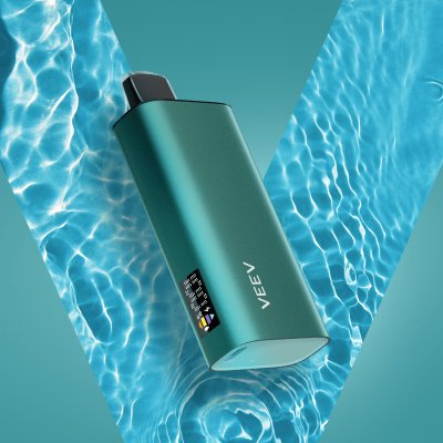 Un vape desechable VEEV now 18ML sabor menta, en un fondo azul turquesa de diseño fluído que representa líquido. 