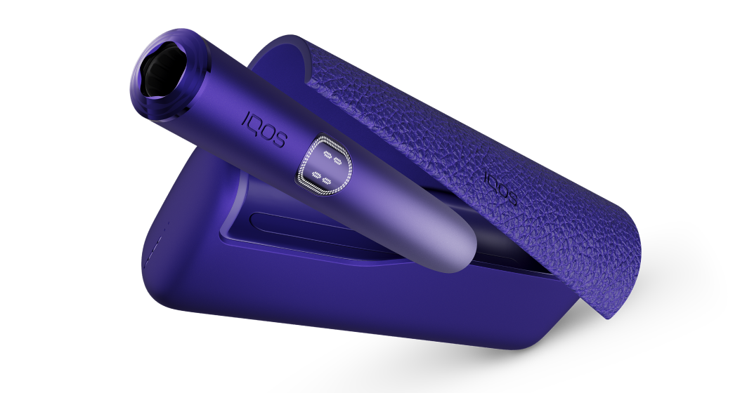 IQOS ILUMA i PRIME color terracota, sobre fondo naranja claro.