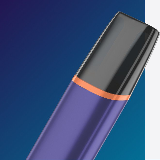 Krupni kadar usnika ljubičastog VEEV ONE vape uređaja.