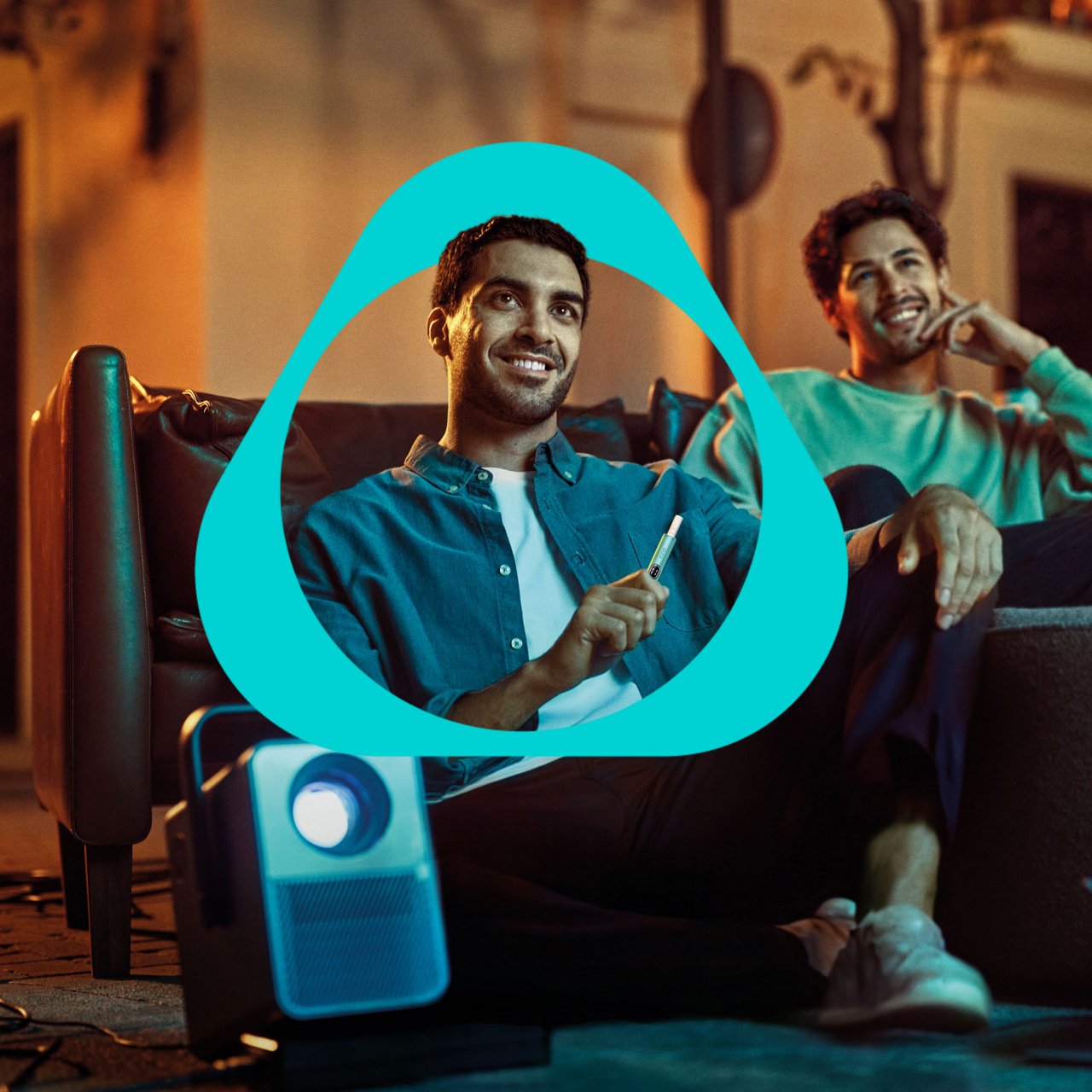 A man holding an IQOS ILUMA i device