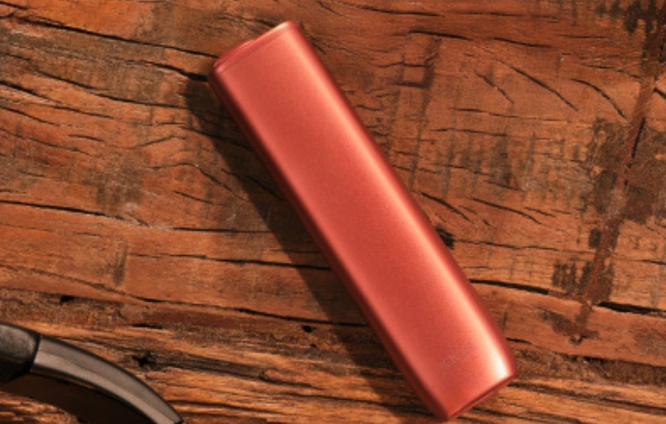 IQOS Iluma I One couleur terracotta posée sur table en bois
