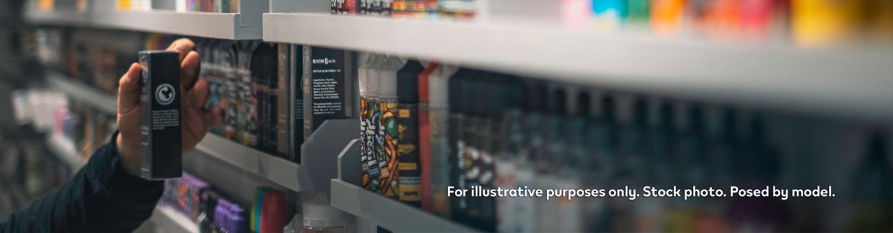 أرفف ممتلئة بالسؤال الإلكترونية لأجهزة المُبخِّرات