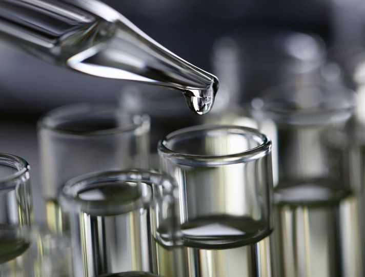 Laboratorní testování tekutiny - kapka z pipety