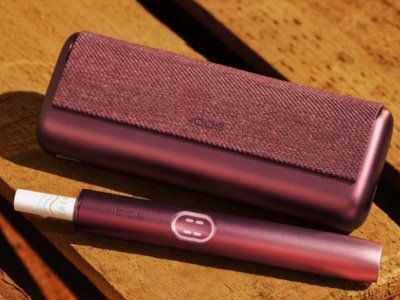 Zariadenie IQOS ILUMA ležiace na stole