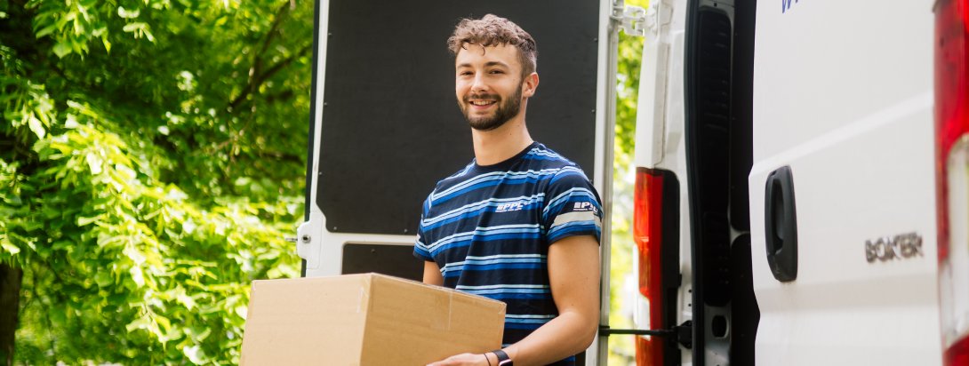 Muž, kuriér, doručujúci objednávku.