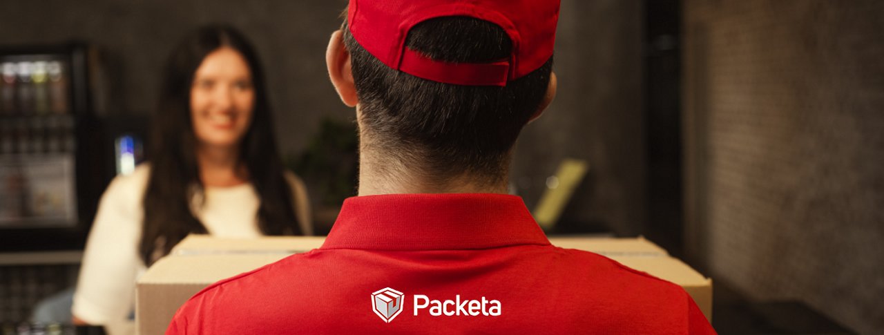 Kurýr Packety odovzdávajúci balíček