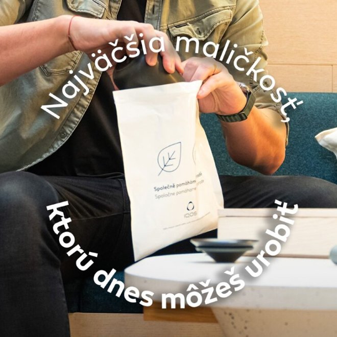 Muž vkladá použité náplne do zberného vrecka