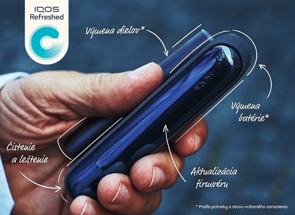 Tmavomodré IQOS Refreshed zariadenia v ruke
