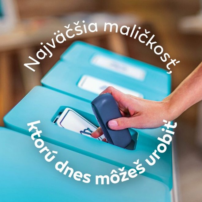 Žena vhadzuje IQOS zariadenie do zberného boxu
