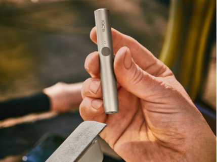 IQOS ILUMA PRIME v ruke.