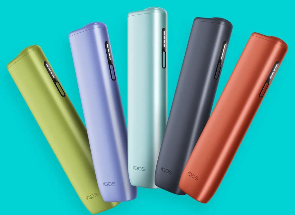 La gamme IQOS ILUMA i ONE (appareil tout-en-un) : 5 appareils de couleurs différentes (Vert Anis, Lila, Aigue-Marine, Noir Intense et Terracotta).​