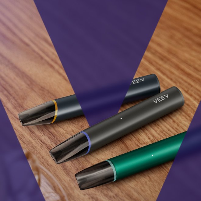 على خلفية خشبية VEEV now ULTRA ثلاثة أجهزة