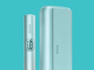 FAQs IQOS ILUMA i PRIME - holder and pocket charger facing forward with blue background