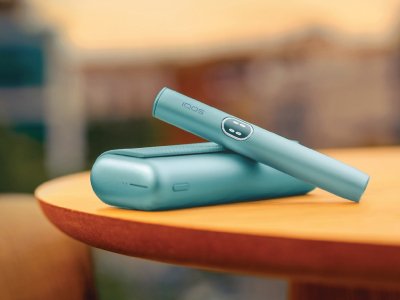 First step and how to use IQOS ILUMA i PRIME banner - device placed on a table