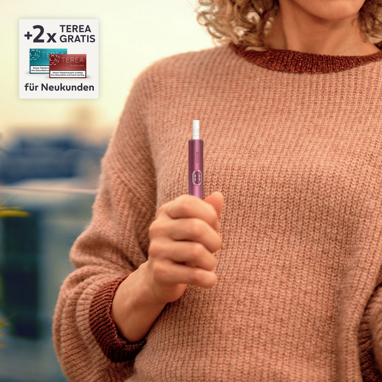 IQOS ILUMA i Tabakerhitzer in der Farbe Garnet Red in Benutzung dargestellt.