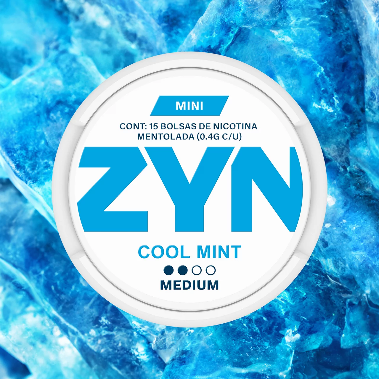 ZYN COOL MINT: bolsa de nicotina de color azul claro sobre fondo con textura de hielo azul