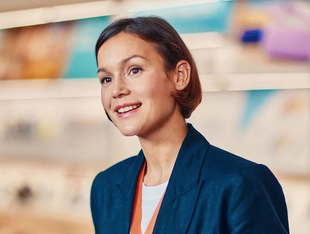 Woman in an IQOS shop
