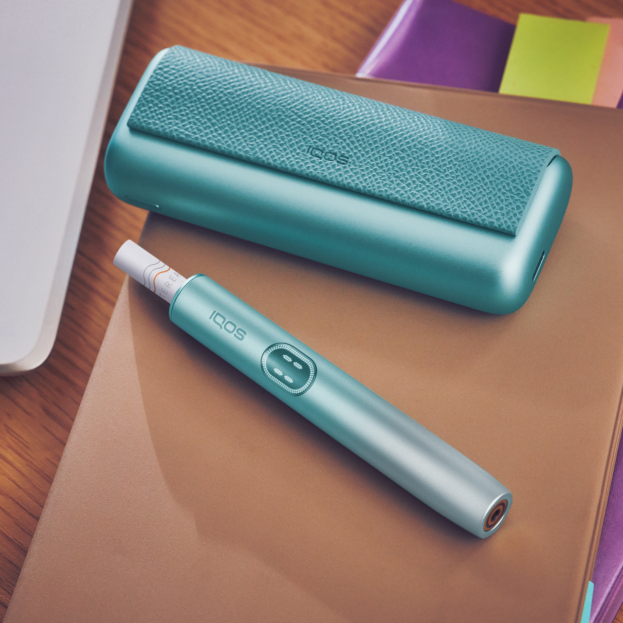 Ein IQOS ILUMA i liegt auf einem Tisch