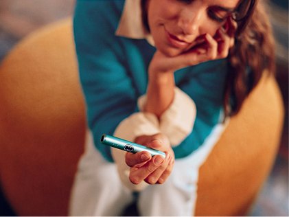 Žena drží v ruce IQOS ILUMA i Breeze blue