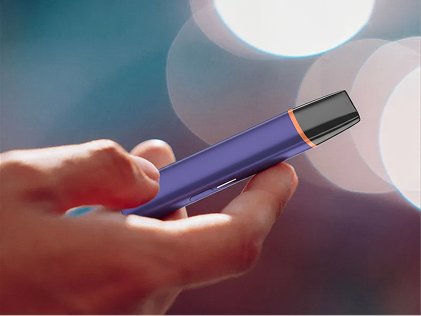 Ruka držící VEEV ONE Electric Purple