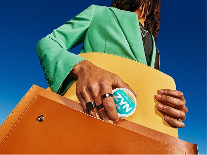 Žena vytahuje z kabelky krabičku ZYN Spermint