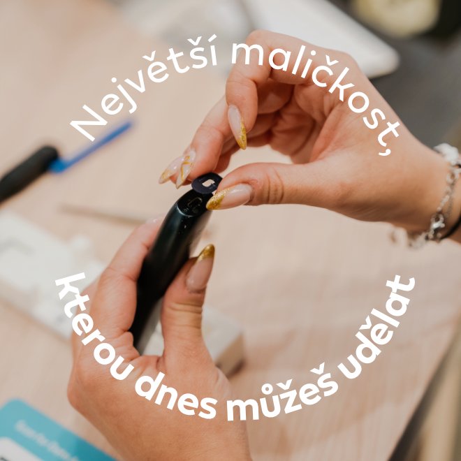 Žena čistí zařízení IQOS ILUMA