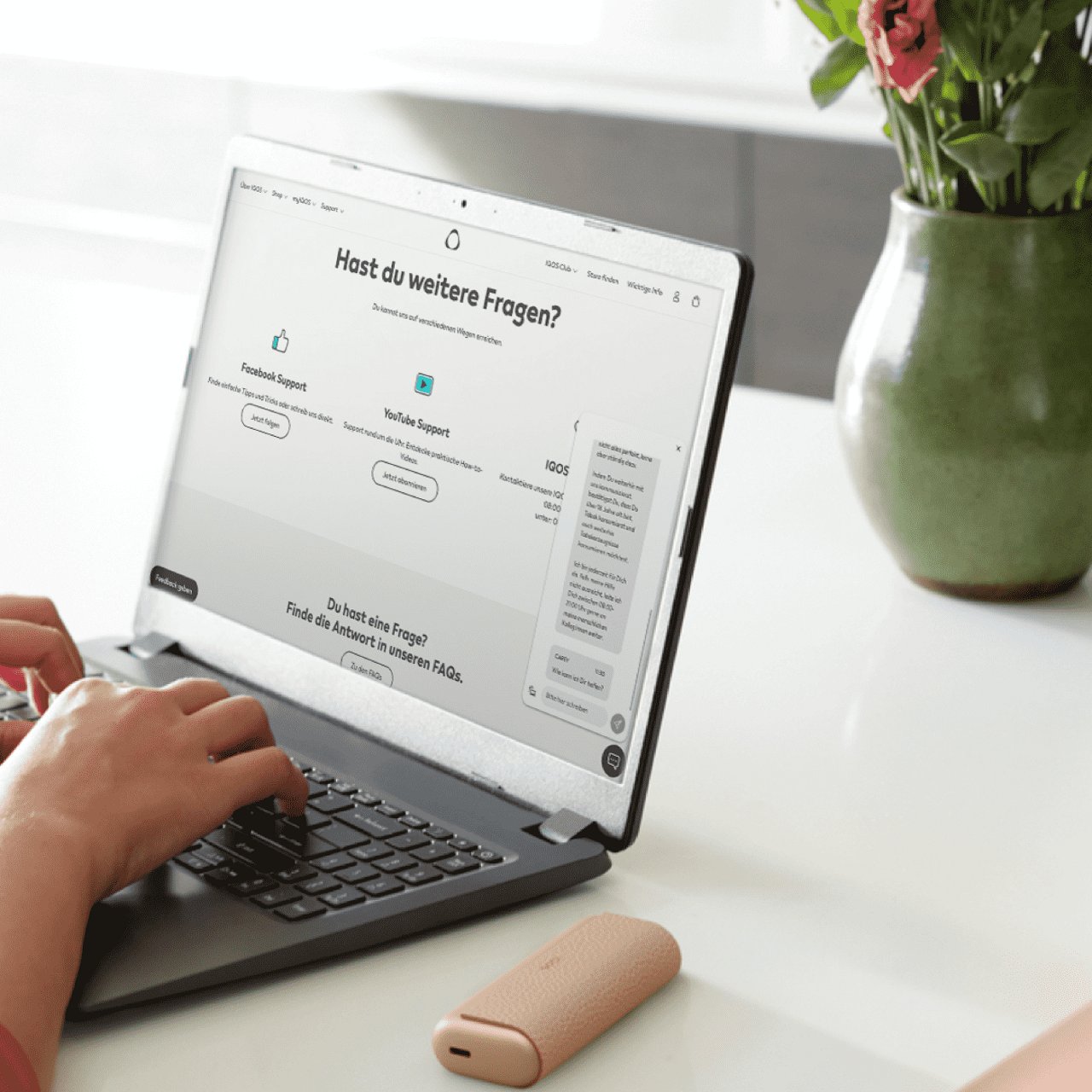 IQOS Device neben einem Computer mit der offenen Selbstdiagnose.