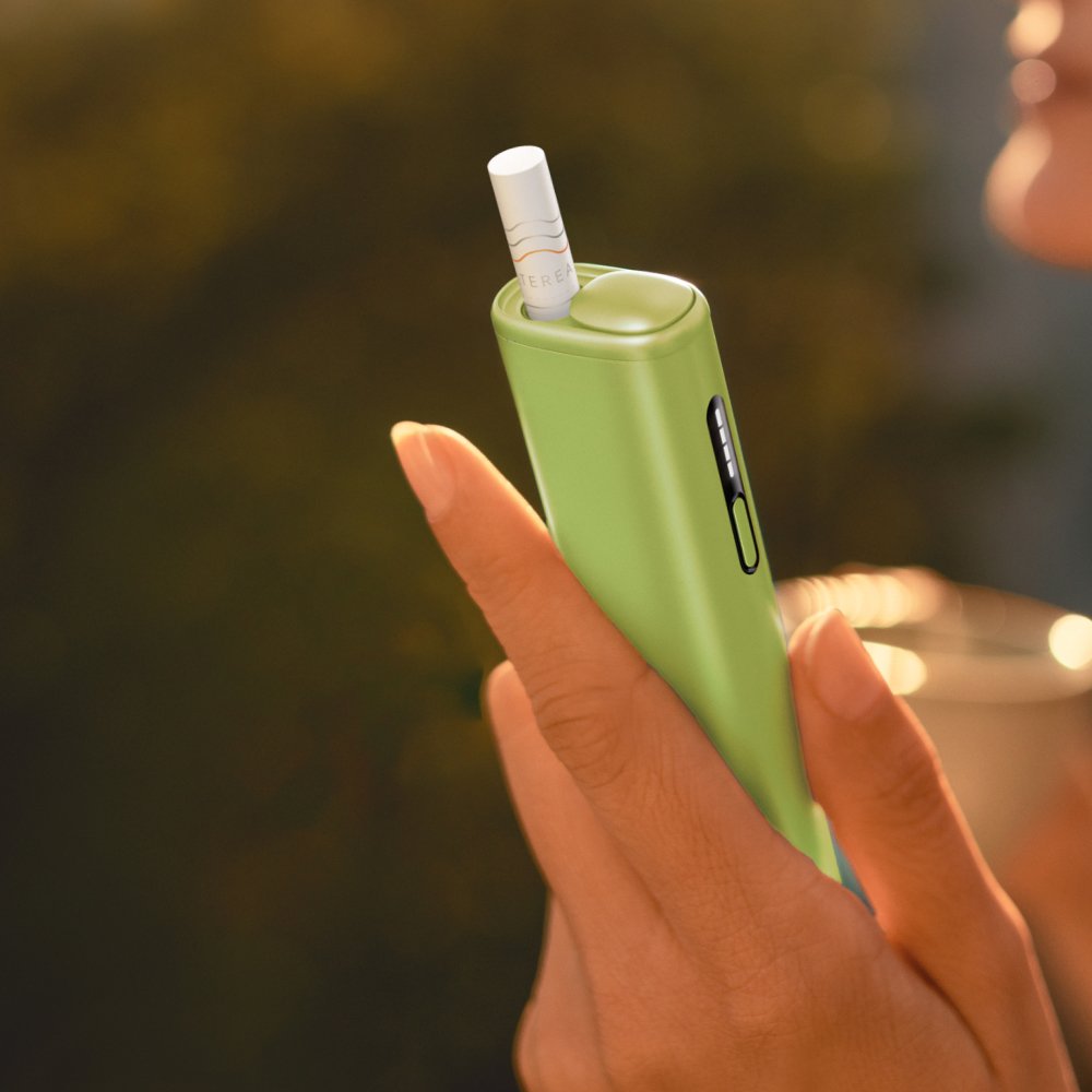 IQOS ILUMA i ONE in der Farbe Leaf Green  abgebildet.