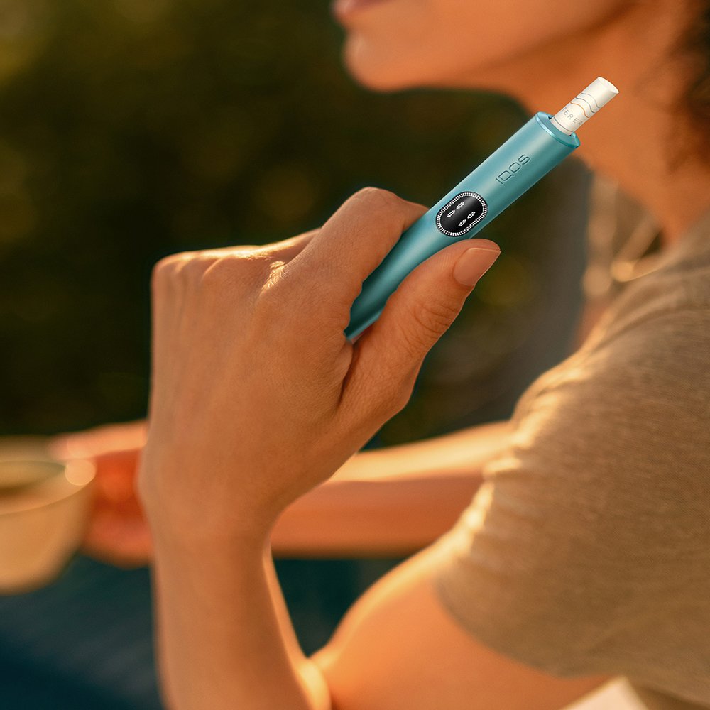 IQOS ILUMA i in der Farbe Breeze Blue  abgebildet.