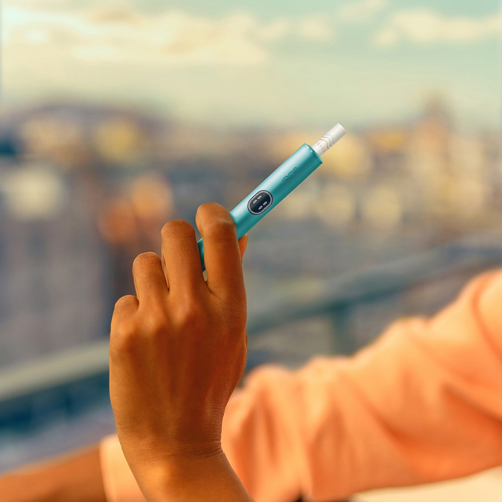 IQOS ILUMA i PRIME in der Farbe Breeze Blue  dargestellt.