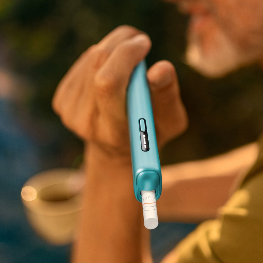 IQOS ILUMA i ONE in der Farbe Breeze Blue  dargestellt.