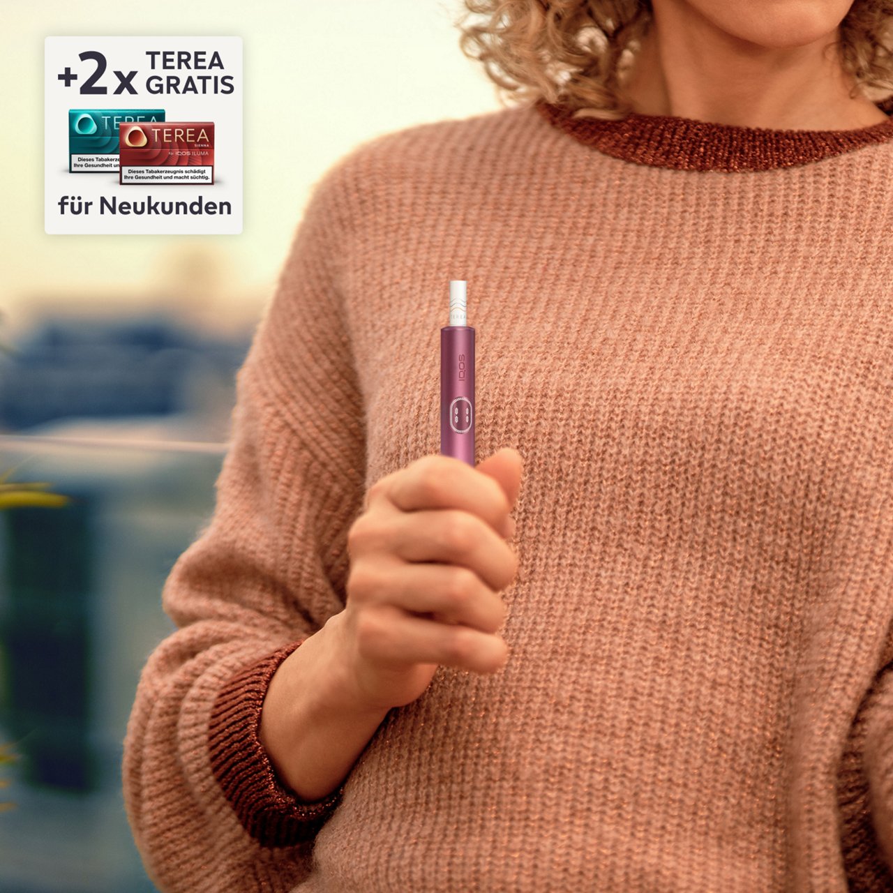 IQOS ILUMA i Tabakerhitzer in der Farbe Garnet Red in Benutzung dargestellt.