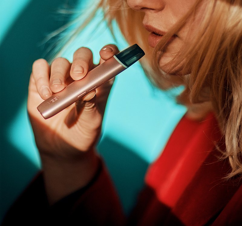 Frau hält ein VEEV ONE Gerät