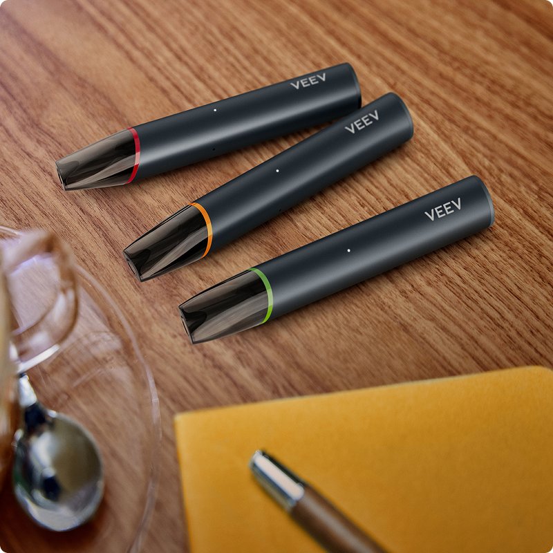 VEEV NOW ULTRA Einweg-Vapes aufgereiht auf einem Tisch