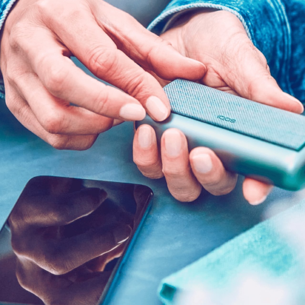  Man holding IQOS ILUMA PRIME Pocket Charger