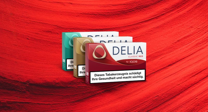 Drei DELIA Schachtein angebildet vor einem rot-weißen Hintergrund