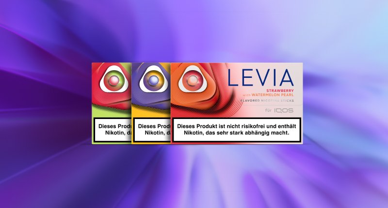 IQOS ILUMA i Gerät neben LEVIA Tabaksticks inverschiedenen Varianten, dargestellt vor einem violetten Farbverlauf