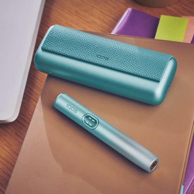  IQOS ILUMA i PRIME Breeze Blue Holder dan Charger atas buku-buku bertindan