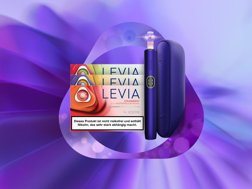 IQOS ILUMA i Gerät neben LEVIA Tabaksticks inverschiedenen Varianten, dargestellt vor einem violetten Farbverlauf