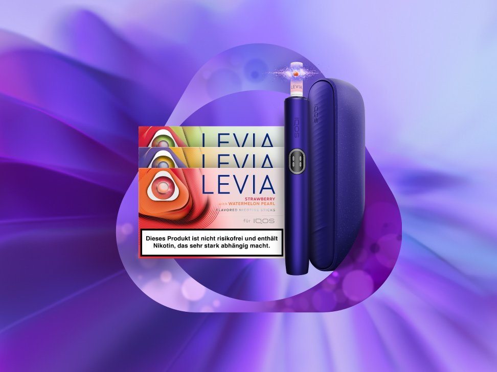  IQOS ILUMA i Gerät neben LEVIA Tabaksticks inverschiedenen Varianten, dargestellt vor einem violetten Farbverlauf