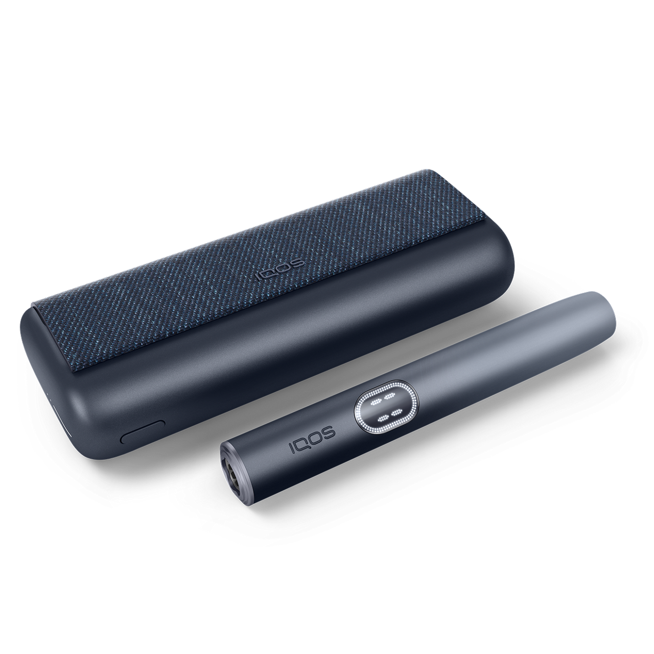 Кара графит түсүндөгү IQOS ILUMA i PRIME кармагычы жана заряддагычы ак фондо көрсөтүлгөн