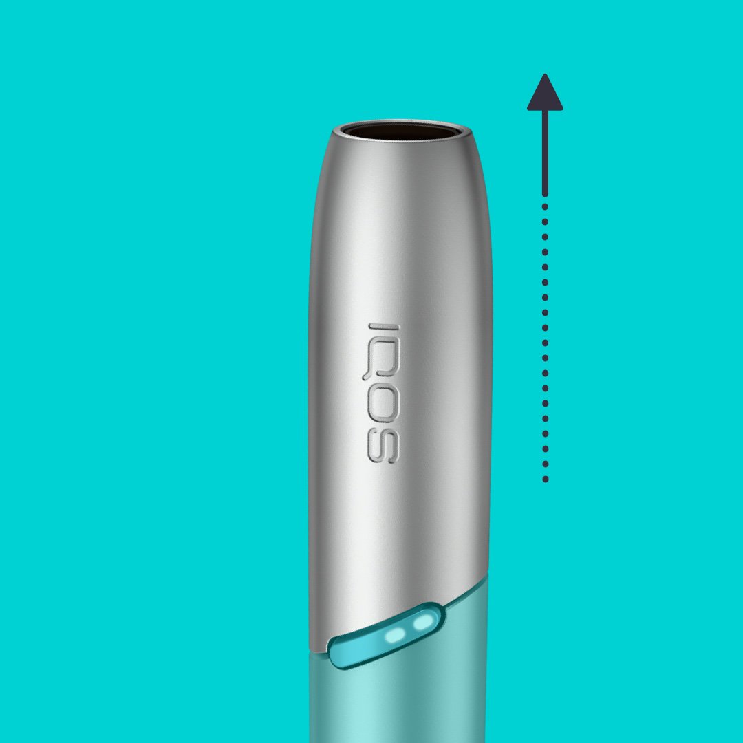 Silberner IQOS Originals Duo Holder an dem die Kappe entfernt wird