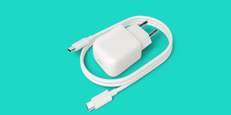 Ein IQOS Ladegerät vor türkisem Hintergrund