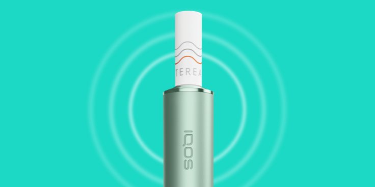 Ein jagedrünes IQOS ILUMA PRIME Gerät vor türkisem Hintergrund