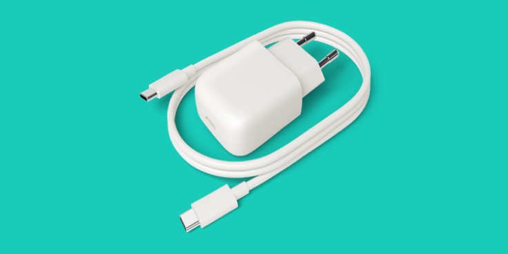 Ein IQOS Ladegerät vor türkisem Hintergrund