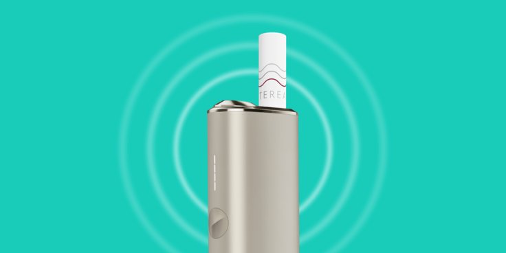 Ein silbernes IQOS ILUMA ONE Gerät vor türkisem Hintergrund