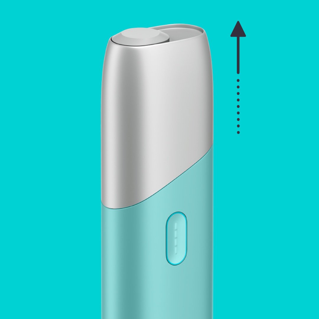 Silberner IQOS Originals ONE an dem die Kappe entfernt wird