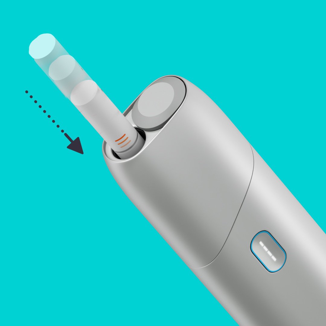 Silberner IQOS Originals ONE beim EInsetzen eines HEETS Tabaksticks