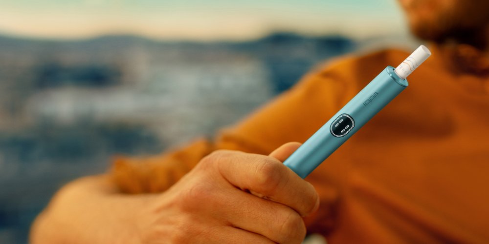 IQOS ILUMA i Tabakerhitzer in der Farbe Breeze Blue.